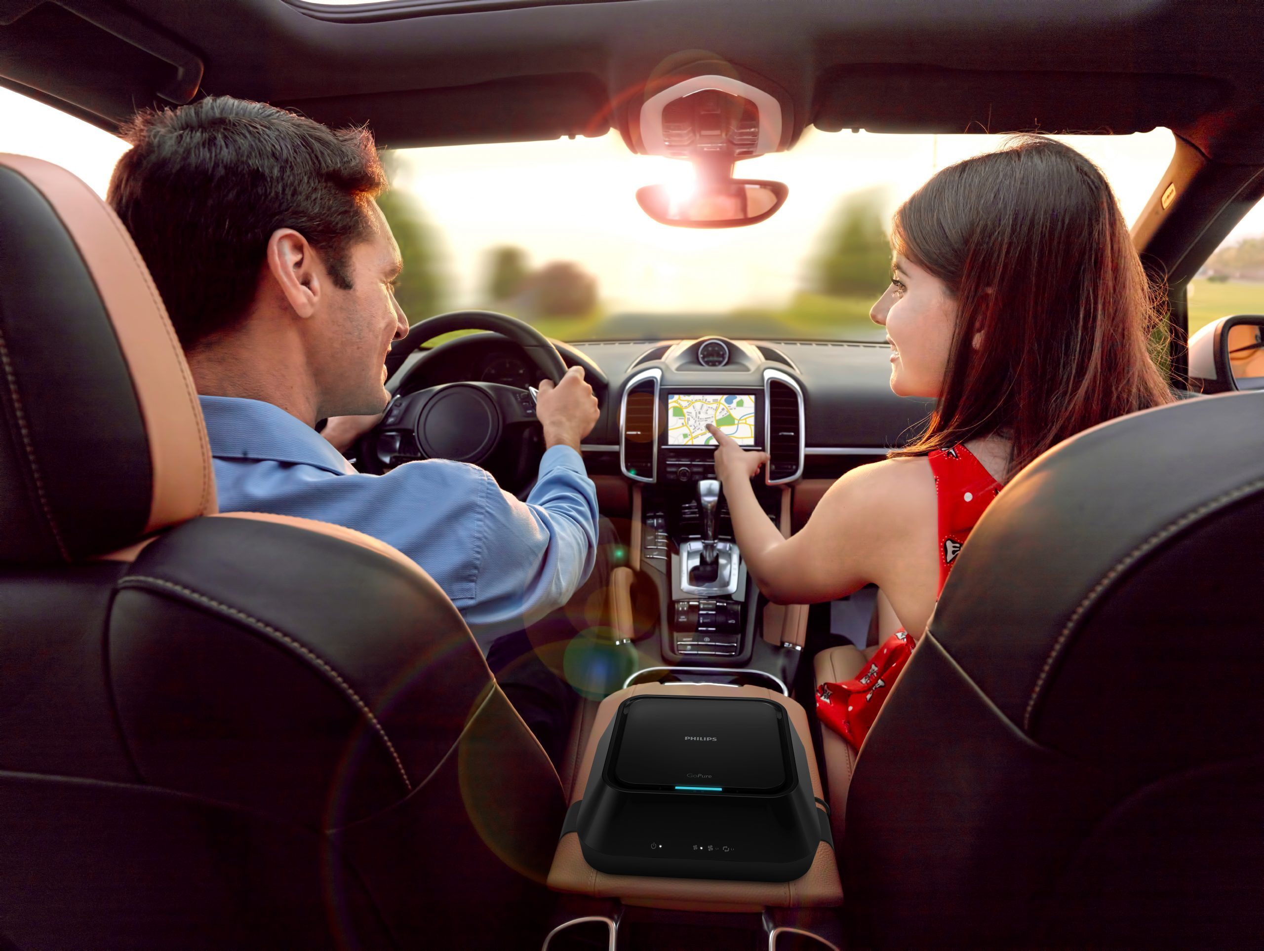 Philips GoPure 5215 automotive air purifier can remove harmful particles, but also cigarette smoke and dust so driver and passengers breathe fresh and clean air.
